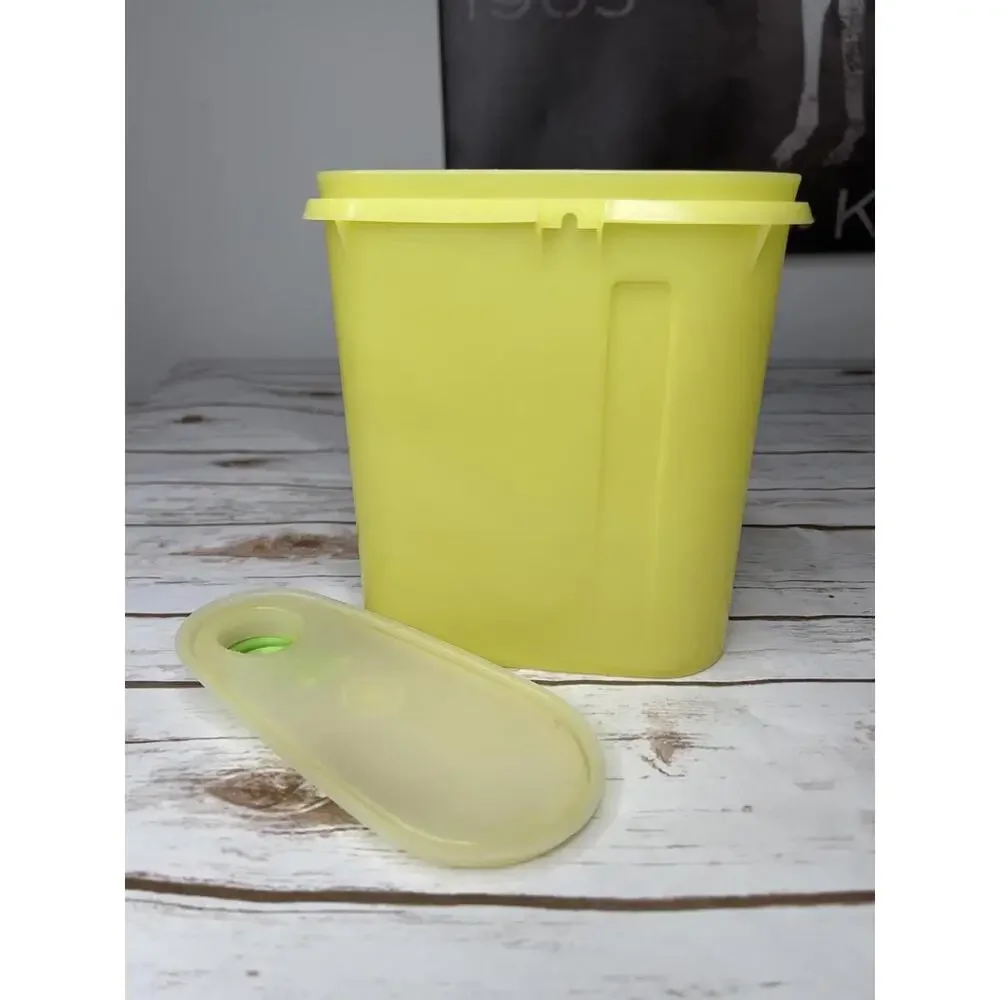 Tupperware VTG‎ 2qt Yellow Juice Pitcher with Green Lid